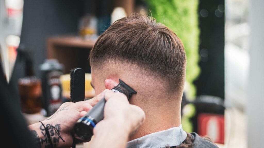 barber wykonuje skin fade – praca maszynką